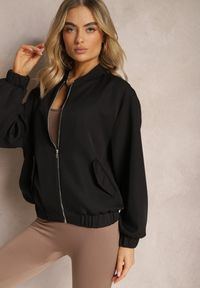 Renee - Czarna Bluza Typu Bomberka z Suwakiem i Kieszeniami na Klapki Pleoria. Kolekcja: plus size. Kolor: czarny