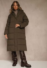 Renee - Ciemnozielona Kurtka z Kapturem o Długim Kroju Ozdobiona Pikowaniem Acaltee. Okazja: na co dzień. Typ kołnierza: kaptur. Kolekcja: plus size. Kolor: zielony. Długość: długie. Wzór: aplikacja. Sezon: zima. Styl: casual, elegancki #4