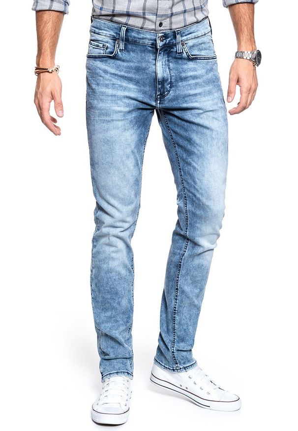 Mustang - SPODNIE MĘSKIE MUSTANG Jeans Vegas Slim Fit Light Used Blue 1008321 5000 435. Kolor: niebieski