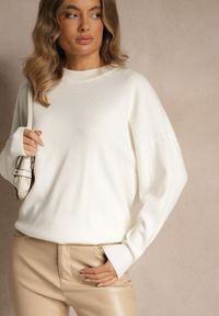 Renee - Biały Nietoperzowy Sweter w Minimalistycznym Stylu Raliava. Okazja: na co dzień. Kolor: biały. Materiał: skóra, jeans. Styl: casual, elegancki #1