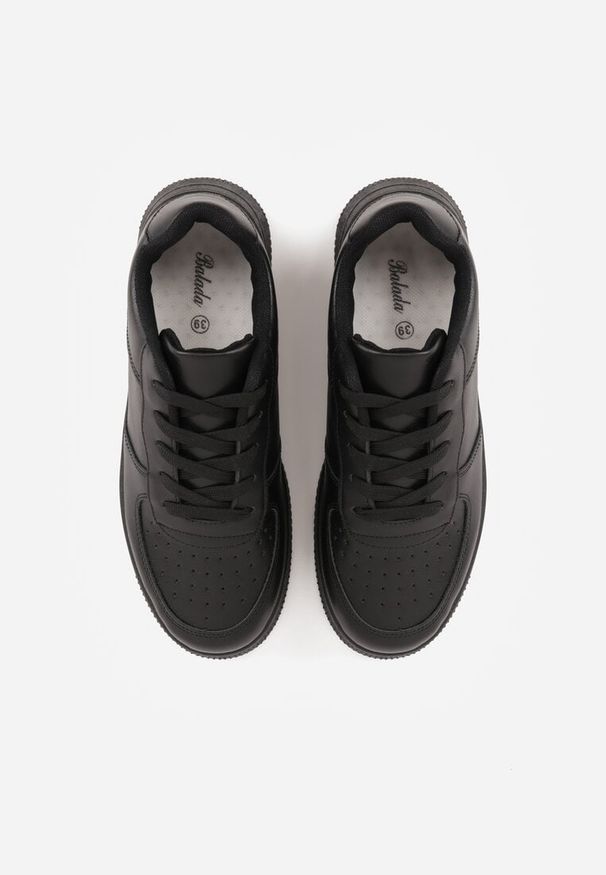 Renee - Czarne Kultowe Sneakersy na Grubej Podeszwie z Perforacją na Nosku Lissina. Okazja: na co dzień. Kolor: czarny. Materiał: jeans