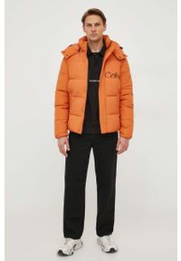 Calvin Klein Jeans kurtka męska kolor pomarańczowy zimowa. Kolor: pomarańczowy. Materiał: włókno, materiał. Wzór: nadruk. Sezon: zima #2