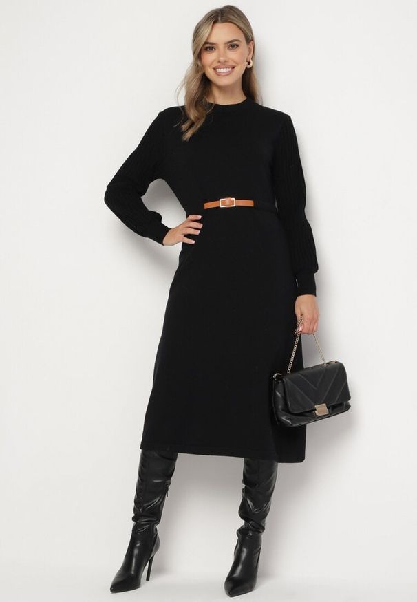 Born2be - Czarna Sukienka z Wiskozą Ozdobiona Plisowanymi Rękawami i Paskiem Daikari. Okazja: na co dzień. Kolor: czarny. Materiał: wiskoza. Wzór: aplikacja. Styl: casual