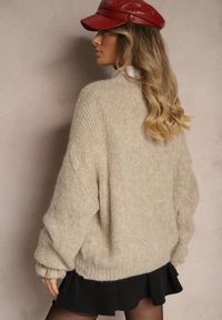 Renee - Beżowy Sweter z Ozdobnymi Rękawami Nevalitti. Okazja: na co dzień. Kolor: beżowy. Styl: casual, klasyczny, elegancki #5