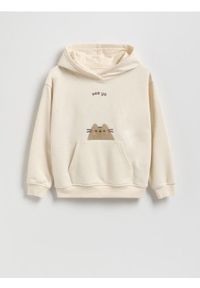 Reserved - Bluza z kapturem Pusheen - beżowy. Typ kołnierza: kaptur. Kolor: beżowy. Materiał: bawełna