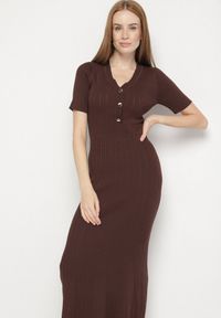 Born2be - Brązowa Dzianinowa Sukienka z Wiskozą o Taliowanym Kroju z Guzikami Fenallea. Okazja: na spotkanie biznesowe, do pracy. Kolor: brązowy. Materiał: wiskoza, dzianina. Styl: elegancki, biznesowy #7