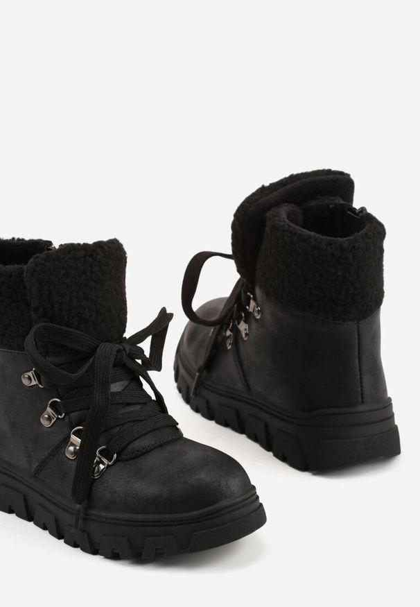 Born2be - Czarne Sznurowane Botki Vices z Kożuszkiem i Tłoczoną Podeszwą Nelianea. Okazja: na uczelnię. Kolor: czarny. Materiał: jeans. Wzór: kolorowy. Sezon: zima, jesień. Styl: klasyczny