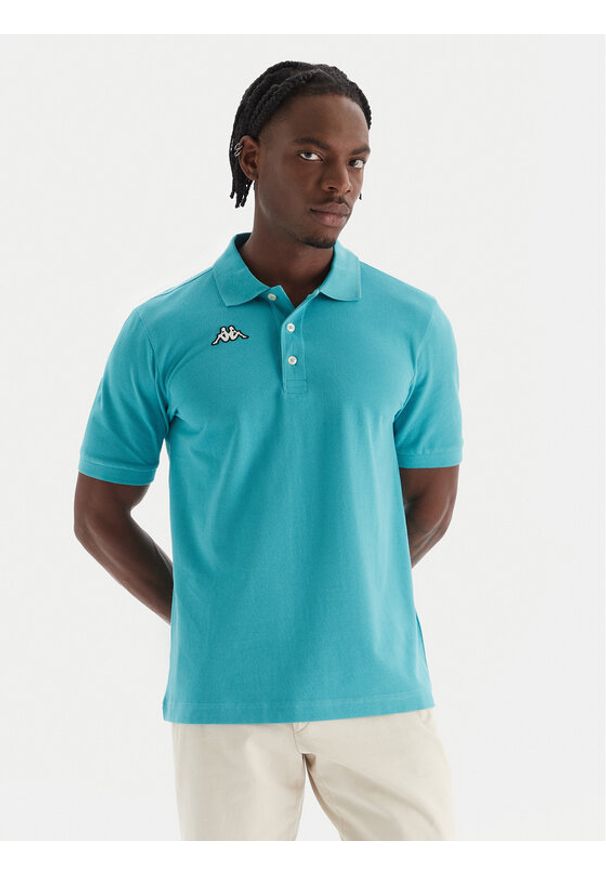 Kappa Polo Logo Sharas Mss 302B3D0 Turkusowy Regular Fit. Typ kołnierza: polo. Kolor: turkusowy. Materiał: bawełna