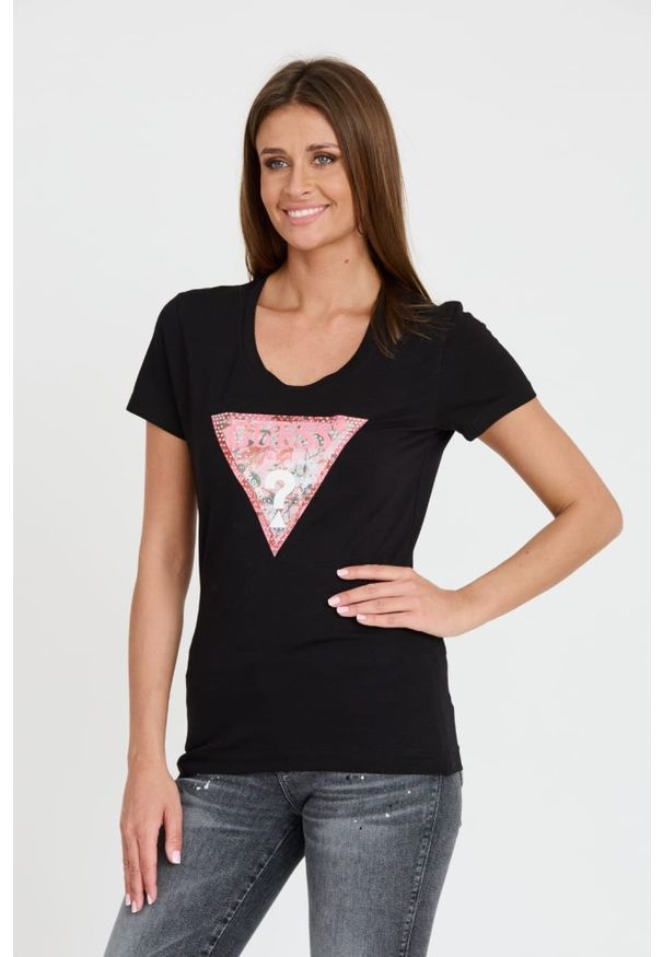 Guess - GUESS Czarny t-shirt Satin Triangle Tee. Kolor: czarny