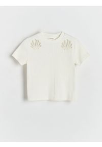 Reserved - T-shirt z haftowanym wzorem - złamana biel. Materiał: bawełna. Wzór: haft