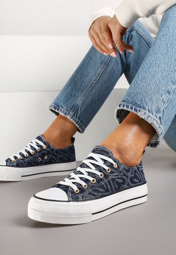 Born2be - Granatowe Trampki na Grubej Podeszwie Zdobione Printem w Serca Gonarelle. Okazja: na co dzień. Kolor: niebieski. Materiał: jeans, skóra. Wzór: aplikacja, nadruk. Obcas: na obcasie. Styl: casual, elegancki. Wysokość obcasa: niski