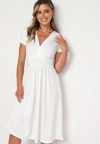 Born2be - Biała Taliowana Sukienka z Dekoltem na Zakładkę Quimadea. Okazja: na spotkanie biznesowe. Kolor: biały. Materiał: materiał. Wzór: aplikacja. Styl: elegancki, biznesowy #2