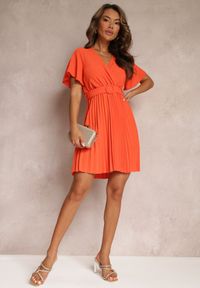 Renee - Pomarańczowa Sukienka Plisowana z Paskiem i Kopertowym Dekoltem Azelea. Kolor: pomarańczowy. Materiał: materiał. Typ sukienki: kopertowe #2