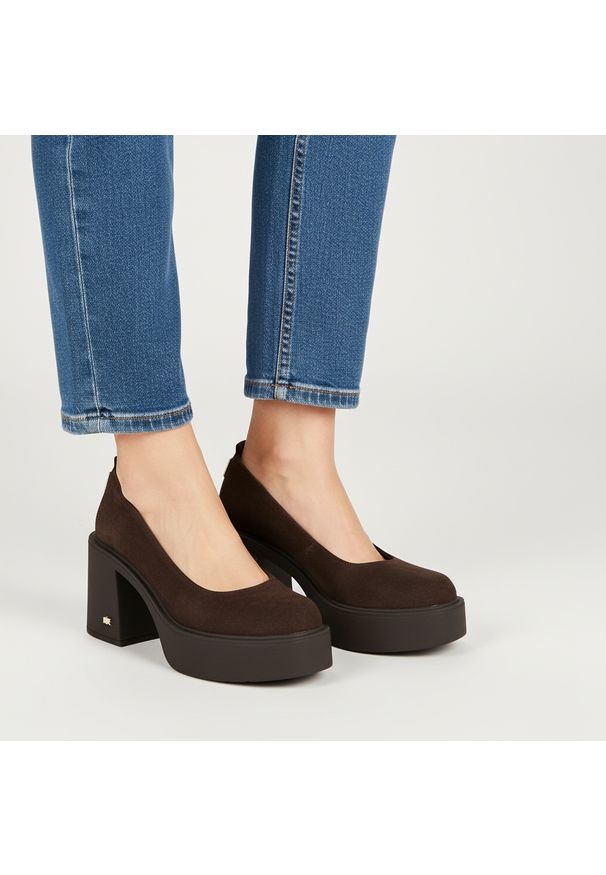 Półbuty damskie Karino, ze skóry naturalnej zamszowej z zabudowanym przodem i gładką cholewką fason wsuwany z zaokrąglonym noskiem, brązowe, 5996/015. Okazja: na spotkanie biznesowe. Kolor: brązowy. Materiał: zamsz, skóra. Szerokość cholewki: normalna. Wzór: gładki. Obcas: na platformie. Styl: biznesowy, retro