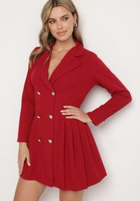 Born2be - Bordowa Plisowana Sukienka Marynarka o Rozkloszowanym Kroju z Ozdobnymi Guzikami Zoriea. Okazja: na co dzień. Kolor: czerwony. Długość rękawa: długi rękaw. Styl: klasyczny, casual, elegancki #1