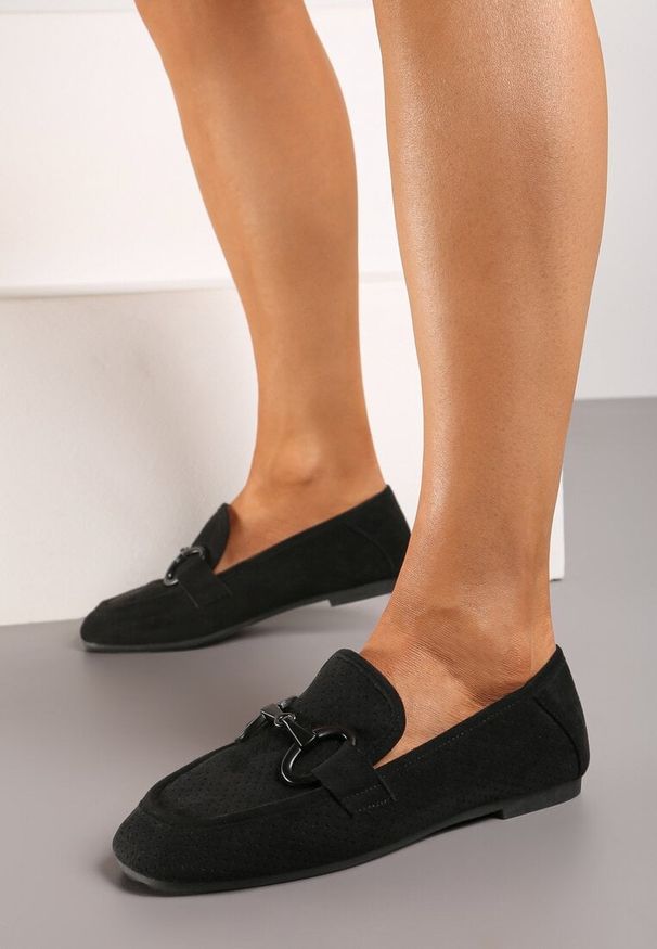 Renee - Czarne Płaskie Mokasyny z Klamerką Chrisstelle. Okazja: na co dzień. Kolor: czarny. Wzór: aplikacja. Obcas: na obcasie. Styl: klasyczny, elegancki, casual. Wysokość obcasa: niski