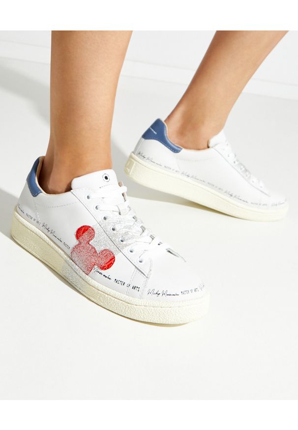 MOA Concept - MOA CONCEPT - Sneakersy z czerwoną naszywką z Myszką Miki. Nosek buta: okrągły. Kolor: biały. Materiał: guma. Wzór: aplikacja