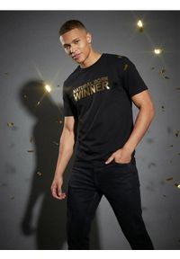 Sinsay - Bawełniana koszulka z napisem - czarny. Kolor: czarny. Materiał: bawełna. Wzór: napisy #1