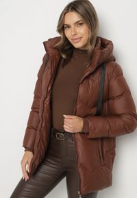 Born2be - Brązowa Pikowana Kurtka z Kapturem Ozdobiona Sznurkami Olittia. Okazja: na co dzień. Typ kołnierza: kaptur. Kolor: brązowy. Wzór: aplikacja. Styl: casual #6