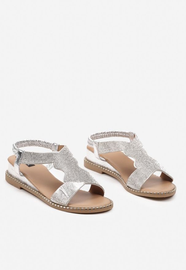 Born2be - Srebrne Sandały z Cyrkoniami na Ozdobnymi Paseczkami Remesa. Zapięcie: bez zapięcia. Kolor: srebrny. Wzór: aplikacja. Obcas: na koturnie. Styl: elegancki