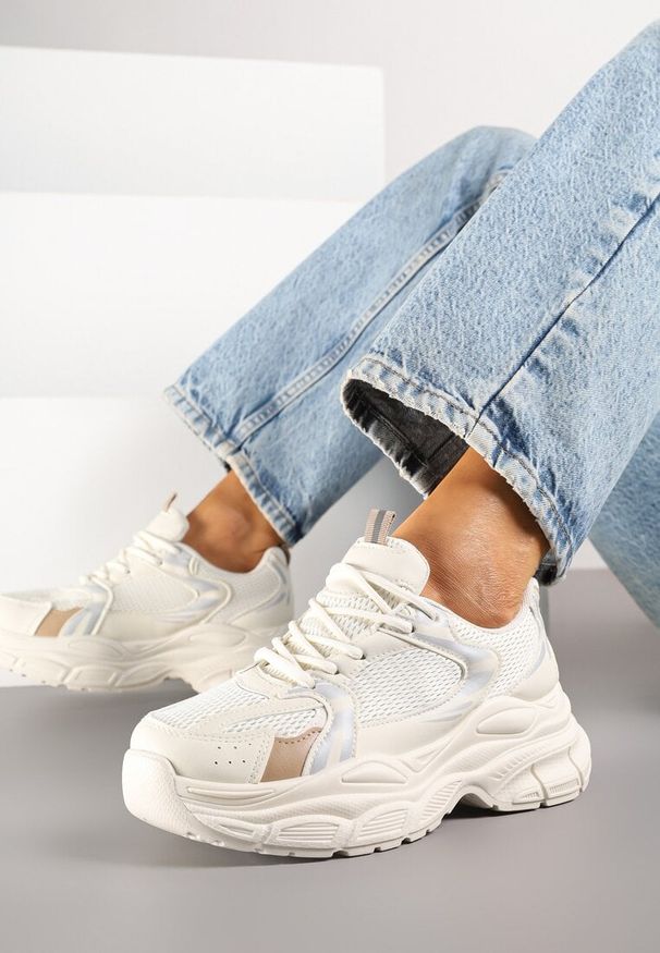 Renee - Beżowe Sneakersy Vices na Platformie Ozdobione Tłoczeniem Natiselle. Okazja: na co dzień. Kolor: beżowy. Materiał: jeans. Wzór: aplikacja. Obcas: na platformie