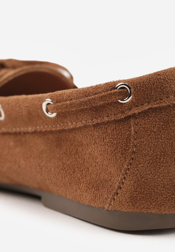 Born2be - Jasnobrązowe Mokasyny VICES ze Skórzaną Wkładką Ozdobione Wiązaniem Pireronei. Nosek buta: okrągły. Zapięcie: sznurówki. Kolor: brązowy. Materiał: skóra. Wzór: aplikacja. Obcas: na obcasie. Styl: klasyczny. Wysokość obcasa: niski