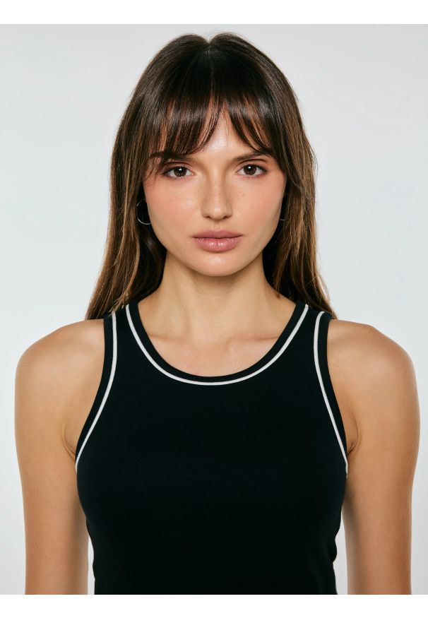 Big-Star - Top damski z kontrastowym wykoŅczeniem czarny Lessa 906. Kolor: czarny. Materiał: dzianina. Wzór: gładki. Styl: sportowy, klasyczny, elegancki