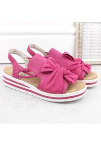 Komfortowe sandały damskie na platformie wsuwane fuksja Rieker V0256-31 różowe. Zapięcie: bez zapięcia. Kolor: różowy. Obcas: na platformie