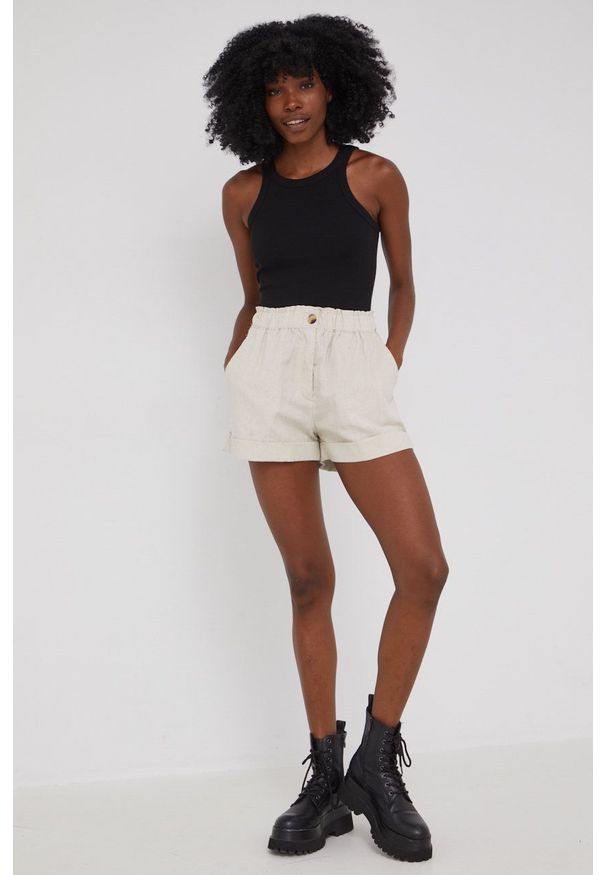 Answear Lab szorty bawełniane damskie kolor beżowy gładkie high waist. Okazja: na co dzień. Stan: podwyższony. Kolor: beżowy. Materiał: bawełna. Wzór: gładki. Styl: wakacyjny