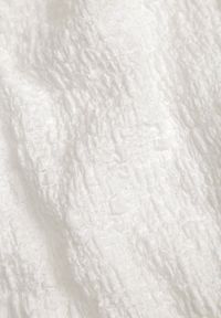 Renee - Biała Koktajlowa Sukienka Bandeau z Bawełnianej Koronki z Rozcięciem na Nogę Manore. Typ kołnierza: dekolt w łódkę. Kolor: biały. Materiał: bawełna, koronka. Długość rękawa: bez ramiączek. Wzór: koronka. Sezon: lato. Typ sukienki: dopasowane. Styl: wizytowy #8