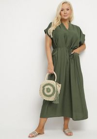 Born2be - Zielona Wiskozowa Sukienka Pudełkowa z Cienkim Paskiem i Kieszeniami Lumivorae. Okazja: na co dzień. Kolekcja: plus size. Kolor: zielony. Materiał: wiskoza. Typ sukienki: proste, dla puszystych. Styl: elegancki, casual