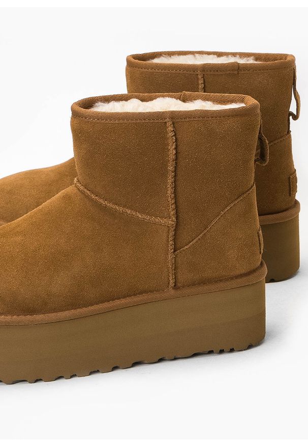 Ugg - Buty zimowe damskie brązowe UGG W CLASSIC MINI PLATFORM. Kolor: brązowy. Materiał: zamsz, skóra, poliester, wełna, lyocell. Szerokość cholewki: normalna. Wzór: aplikacja. Sezon: zima. Obcas: na platformie