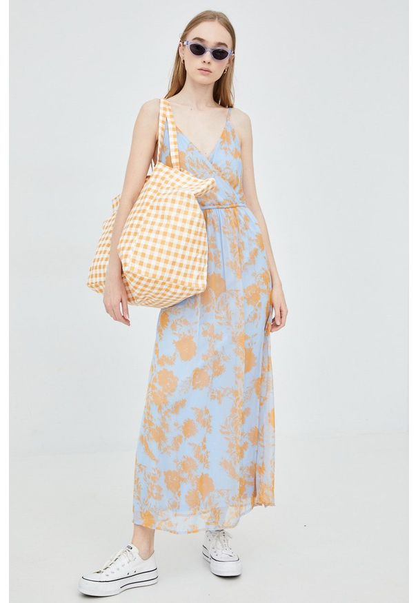 Vero Moda sukienka maxi rozkloszowana. Kolor: niebieski. Materiał: poliester, tkanina. Długość rękawa: na ramiączkach. Typ sukienki: rozkloszowane. Długość: maxi