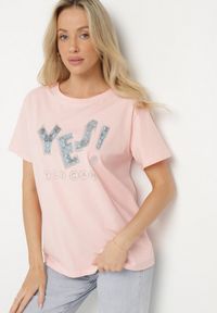 Born2be - Różowy T-shirt z Bawełny Ozdobiony Cekinami i Cyrkoniami Camiren. Okazja: na co dzień. Kolor: różowy. Materiał: bawełna. Wzór: aplikacja. Styl: casual, elegancki #1