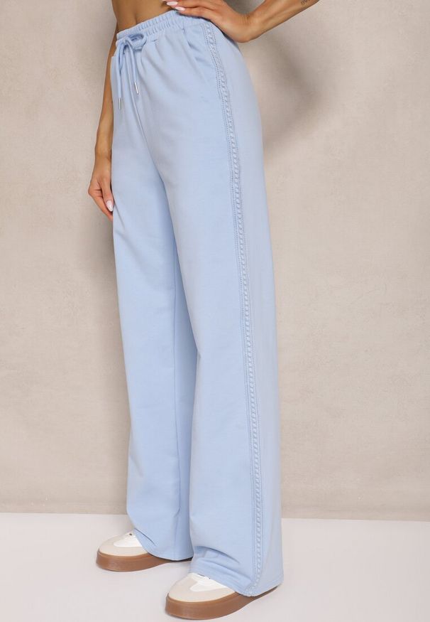 Renee - Jasnoniebieskie Bawełniane Spodnie o Szerokim Kroju High Waist z Lampasami Pillorra. Okazja: na co dzień. Stan: podwyższony. Kolor: niebieski. Materiał: bawełna. Styl: casual, sportowy