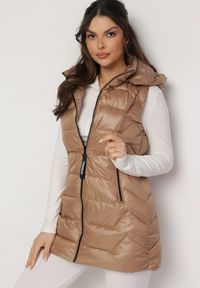 Born2be - Ciemnobeżowa Kamizelka z Odpinanym Kapturem Pikowana z Kieszeniami Quillasa. Kolor: beżowy. Materiał: materiał. Sezon: wiosna, jesień #3