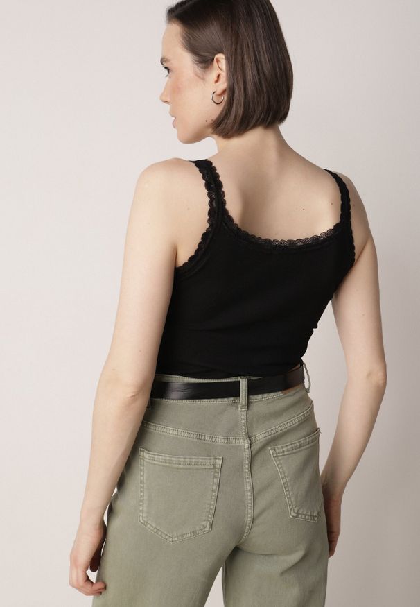 Born2be - Czarny Top z Bawełny Ozdobiony Guzikami i Koronką przy Dekolcie Beralie. Okazja: na co dzień. Kolor: czarny. Materiał: bawełna, koronka. Wzór: aplikacja, koronka. Styl: casual, klasyczny, elegancki