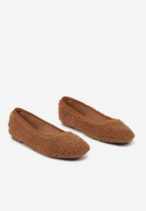 Born2be - Brązowe Płaskie Balerinki Ozdobione Futerkiem o Fakturze Barankiem Armagia. Okazja: do pracy, na spotkanie biznesowe. Kolor: brązowy. Materiał: futro. Wzór: aplikacja. Sezon: wiosna, jesień. Obcas: na obcasie. Styl: biznesowy. Wysokość obcasa: niski