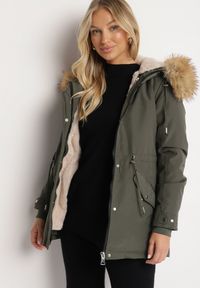 Born2be - Ciemnozielona Zimowa Kurtka Parka z Odpinanym Futerkowym Zdobieniem i Kapturem Sialinnea. Okazja: na co dzień. Kolor: zielony. Wzór: aplikacja. Sezon: zima. Styl: klasyczny, casual, elegancki #7