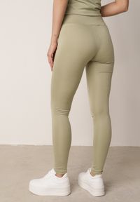 Born2be - Zielone Legginsy w Stylu Basic z Wyszczuplającym Pasem Samertes. Okazja: do pracy, na co dzień, na spacer. Stan: podwyższony. Kolor: zielony. Długość: krótkie. Styl: casual #2