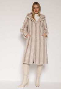 Born2be - Jasnobeżowy Płaszcz Futerko w Pionowy Wzór z Kapturem Cahroris. Typ kołnierza: kaptur. Kolor: beżowy. Materiał: futro. Styl: klasyczny, elegancki #1