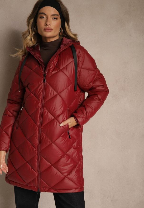 Renee - Bordowa Pikowana Kurtka o Długim Kroju z Kapturem Olendia. Typ kołnierza: kaptur. Kolor: czerwony. Materiał: jeans. Długość: długie