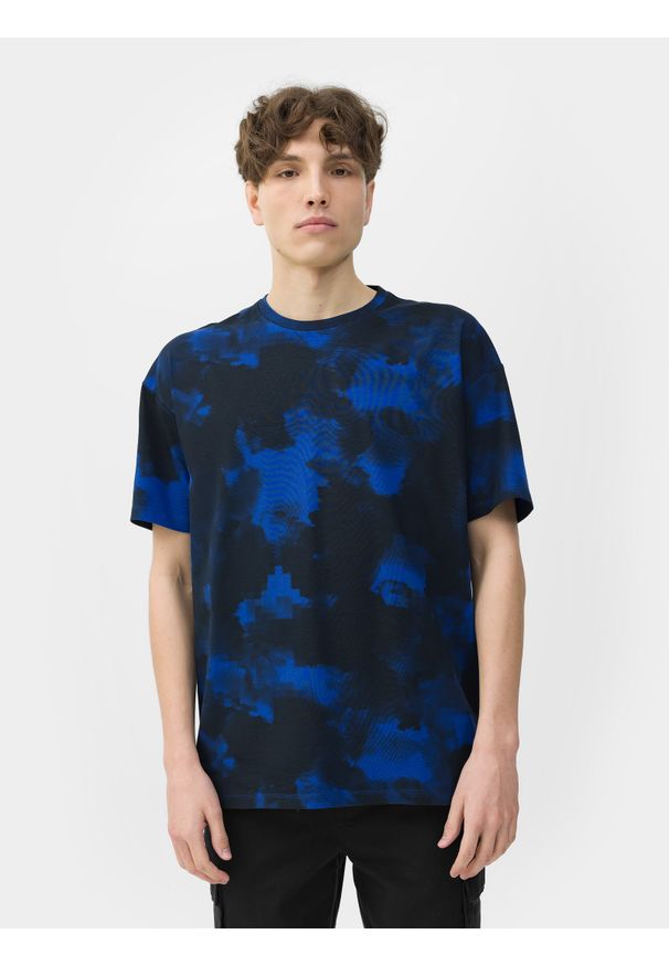 4f - T-shirt oversize z nadrukiem męski. Kolor: niebieski. Materiał: dzianina, bawełna. Wzór: nadruk