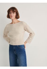 Reserved - Sweter z szerokim ściągaczem - kremowy. Kolor: kremowy. Materiał: dzianina. Wzór: gładki #1