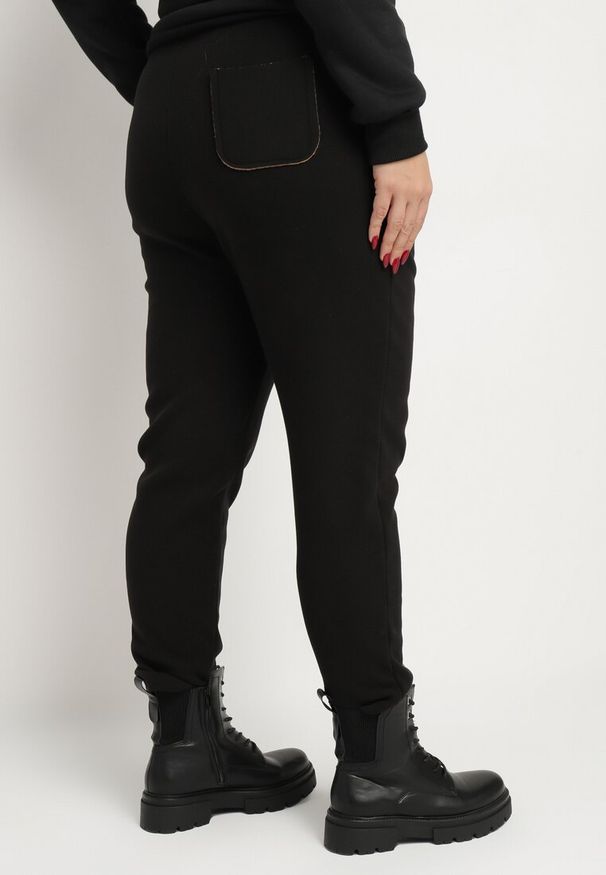 Born2be - Czarne Spodnie Dresowe z Bawełną z Kieszeniami i Gumką w Talii Ocieplane Futerkiem Poleeti. Okazja: na co dzień. Kolekcja: plus size. Kolor: czarny. Materiał: futro, bawełna, dresówka. Wzór: aplikacja. Styl: elegancki, casual