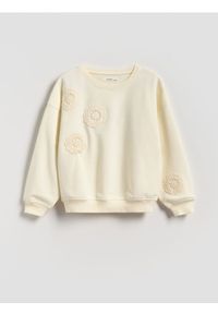 Reserved - Bluza z haftem - kremowy. Kolor: kremowy. Materiał: dzianina, bawełna. Wzór: haft #1
