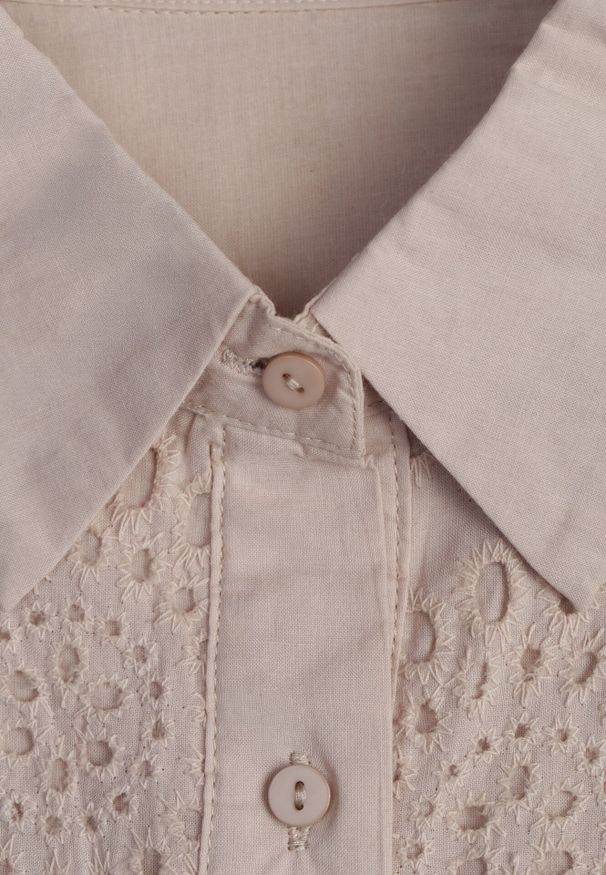 Born2be - Beżowa Bawełniana Sukienka Ażurowa o Koszulowym Kroju Elowetia. Okazja: na imprezę. Kolor: beżowy. Materiał: bawełna. Długość rękawa: długi rękaw. Wzór: ażurowy. Typ sukienki: koszulowe. Styl: boho, elegancki