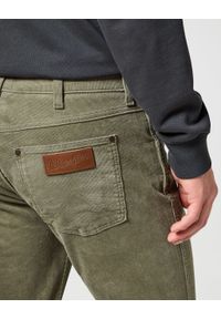 Wrangler - WRANGLER MĘSKIE SPODNIE MATERIAŁOWE GREENSBORO DUSTY OLIVE 112356861. Materiał: materiał