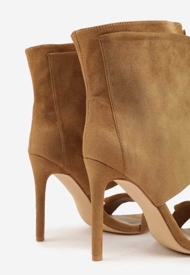 Renee - Ciemnobeżowe Sandały Typu Botki z Metalicznymi Klamrami Zaehlyss. Zapięcie: klamry. Kolor: beżowy. Materiał: skóra, lakier. Styl: rockowy, wizytowy