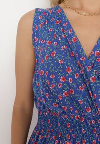 Born2be - Granatowa Wiskozowa Sukienka w Kwiaty z Gumką w Talii i Kopertowym Dekoltem Halevia. Okazja: na imprezę. Kolor: niebieski. Materiał: wiskoza. Wzór: kwiaty. Sezon: lato. Typ sukienki: kopertowe. Styl: elegancki #4